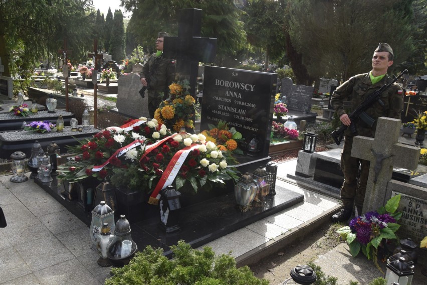 Anna Borowska i Bartosz Borowski są pochowani na cmentarzu...