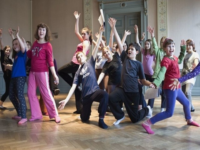 Podczas warsztatów w Genshagen dzieci uczyły się także tańca, bo w ich przedstawieniu jest go sporo. W środku odtwórcy roli Pepiczka: Olaf Makuchowski (z prawej) i Daniel Jaszczuk.