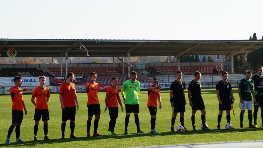 Remis KSZO 1929 Ostrowiec z Hetmanem Zamość 0:0 w trzeciej lidze. Czerwień dla Dominika Cheby, od 15 minuty gospodarze grali w dziesiątkę