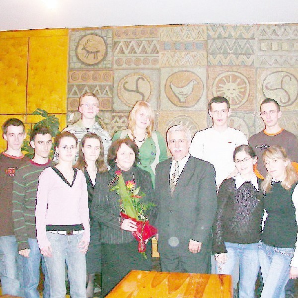 Członkowie klubu podczas spotkania z widocznym w środku starostą Tomaszem Barczakiem.