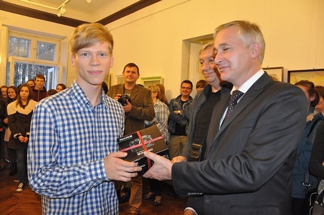 Patryk Polewany, zdobywca I miejsca w kategorii studenci, odbiera nagrodę od burmistrza Michała Cichockieo