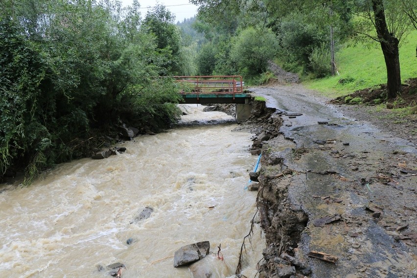 Katastrofalna sytuacja w Ochotnicy Górnej. Woda zniszczyła drogi i domy [ZDJĘCIA]