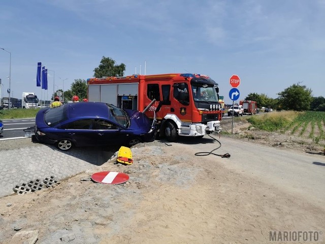Jadący do pożaru wóz bojowy OSP Dąbrowa zderzył się z samochodem osobowym.