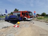 Wypadek wozu strażackiego w Dąbrowie. Jadący do pożaru strażacy z OSP Dąbrowa zderzyli się z osobową mazdą. Poszkodowana jest jedna druhna