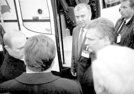 W zwiedzaniu stoiska Autosanu prezydentowi Putinowi towarzyszył prezydent Kwaśniewski, który zachwalał sanockie autobusy, wyraźnie rad z podpisania generalnej umowy na wielką współpracę Autosanu z Rosją.