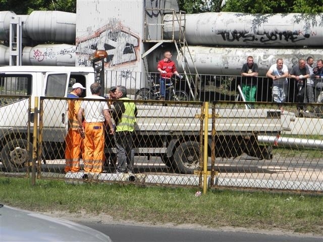 Ciężarówka przewożąca koparkę zahaczyła o barierę wysokości....