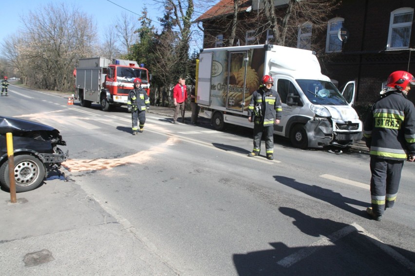 Wypadek na Brochowie. Corsa wjechała w busa z pieczywem [ZDJĘCIA]