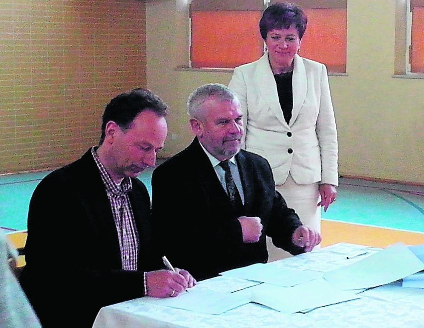 Stefan Krüger i starosta Marian Gamrat podpisali umowę o...