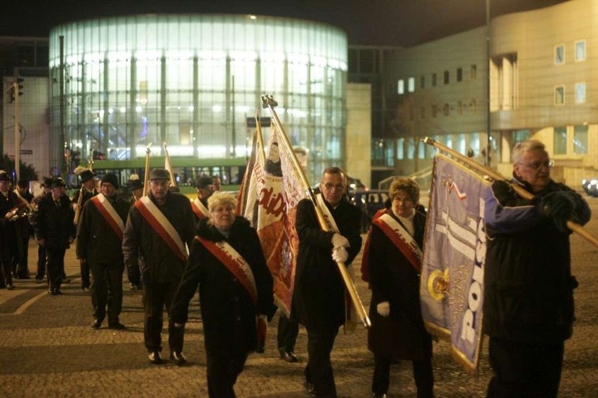 Obchody rocznicy stanu wojennego pod pomnikiem Czerwca '56 w...