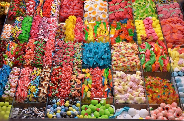 Słodycze nieustannie kuszą nas z półek sklepowych czy też reklam. Nic więc dziwnego, że tak wiele osób po nie sięga. Jednak niewiele osób zdaje sobie sprawę z tego, że skutki sięgania po słodycze mogą być tragiczne dla zdrowia.
