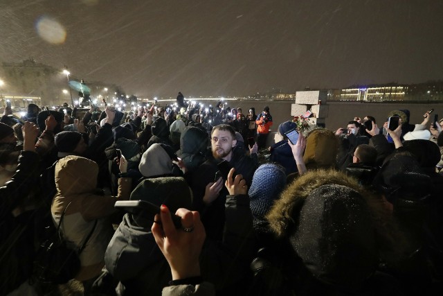 Około 40 osób zatrzymano w Petersburgu, Moskwie oraz w Niżnym Nowogrodzie podczas protestów przeciwko reżimowi Putina, obwinianemu o śmierć lidera rosyjskiej opozycji, Aleksieja Nawalnego.