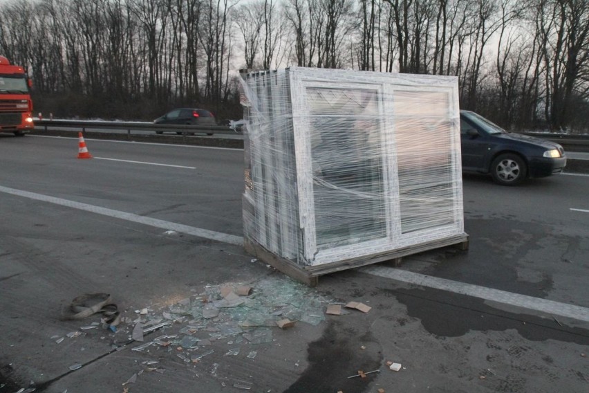 Wypadek tira wiozącego okna na autostradzie A4