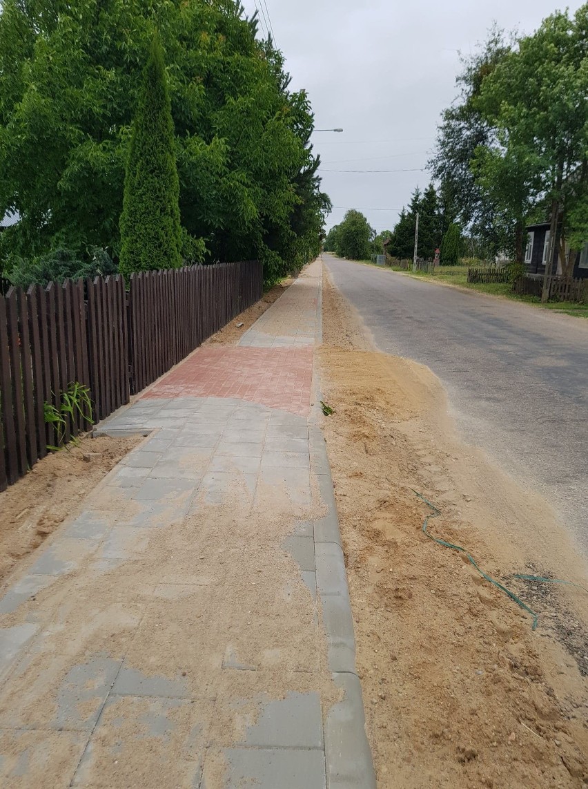 Gmina Jasionówka. Trwa budowa drogi, nowy chodnik budzi wielkie emocje. "Tędy nie da się normalnie przejść" (zdjęcia)