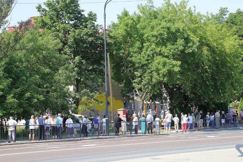 Łodzianie z samego rana tłumnie ruszyli do urn. Kolejki...