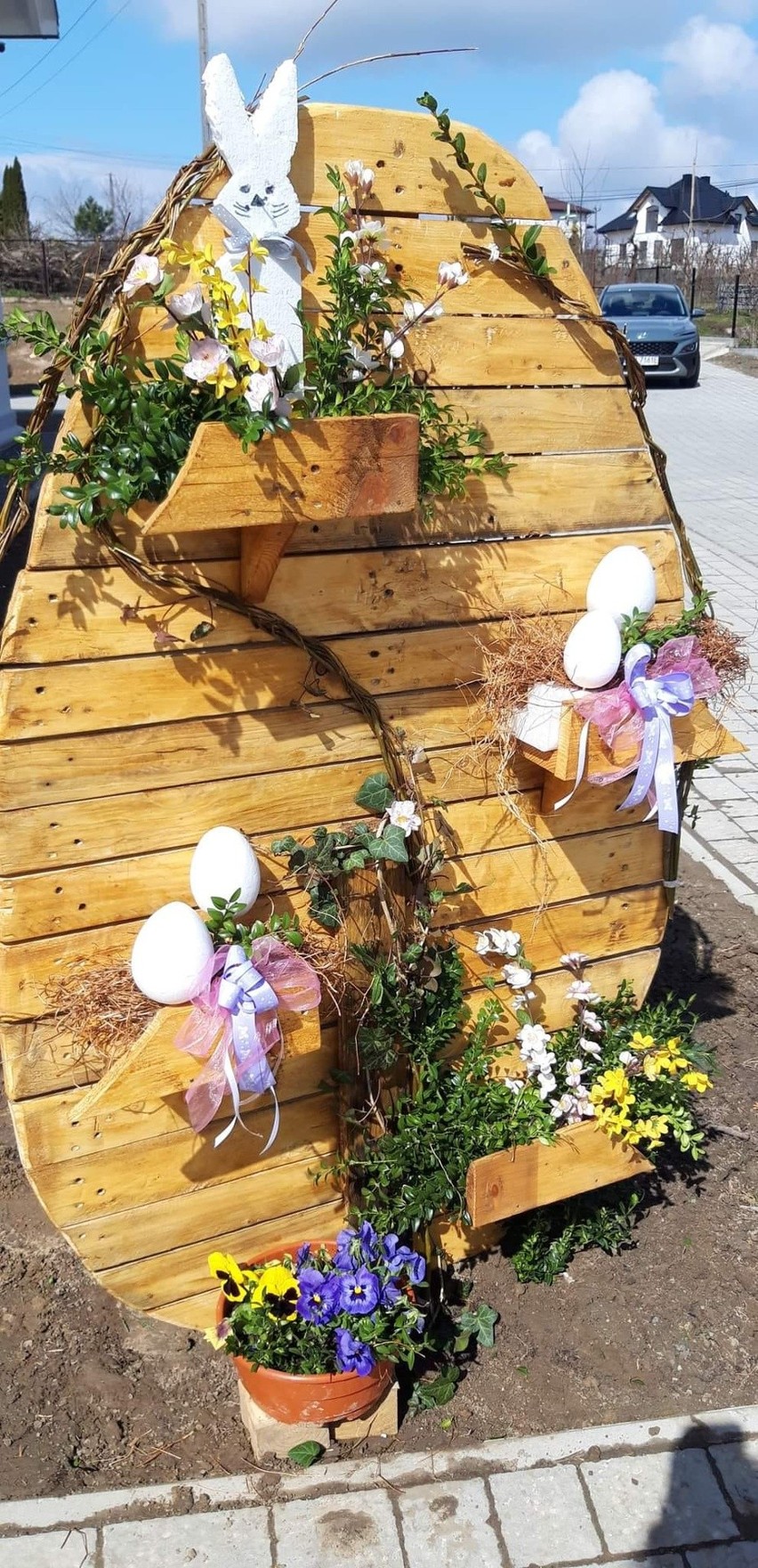 Piękne Jajko Wielkanocne stanęło w Łoniowie. Kto wykonał niezwykłą ozdobę? Zobacz zdjęcia