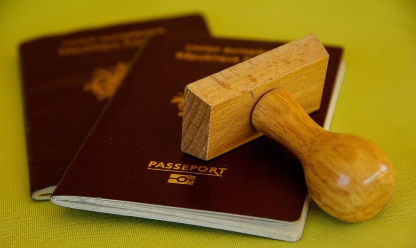 - Paszport - to dokument potwierdzający tożsamość i...