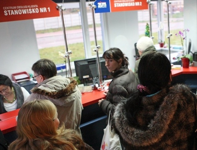 Pasażerowie słupskiej komunikacji w punkcie sprzedaży biletów miesięcznych przy ul. Kołłątaja. 