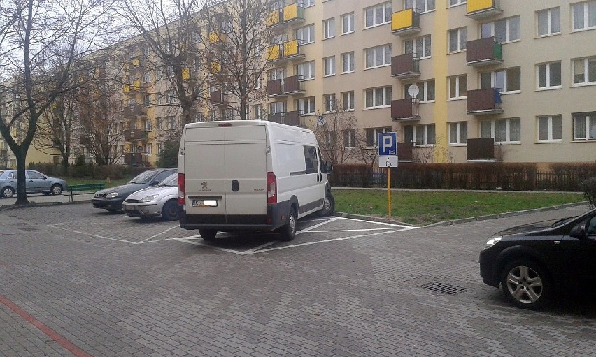 Parkowanie na chama przy ul. Wyszyńskiego w Białymstoku