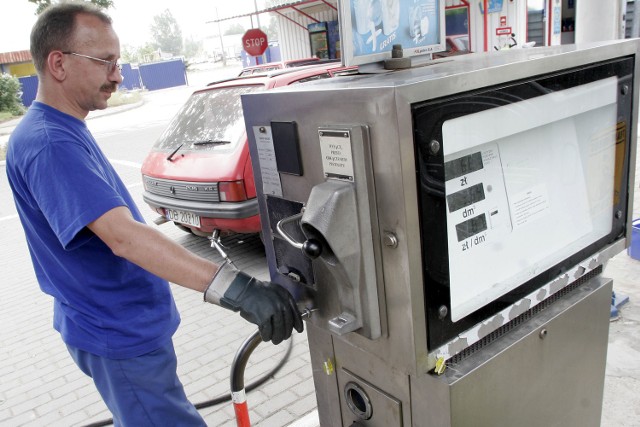 Portfele odetchną - tanieje gaz i paliwaCeny na stacjach benzynowych wprawiają kierowców w coraz lepsze nastroje
