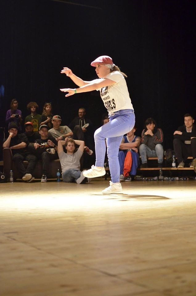 Teraz tak tańczy młodzież. Oto breakdance