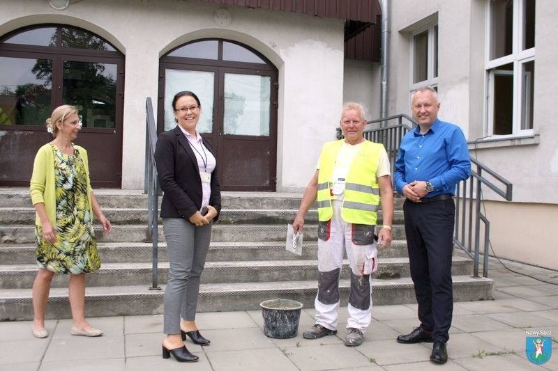 Sądecka Grupa Gospodarcza zrealizowała kolejne zadanie. Miasto oszczędziło na remoncie schodów w SP 8 [ZDJĘCIA]