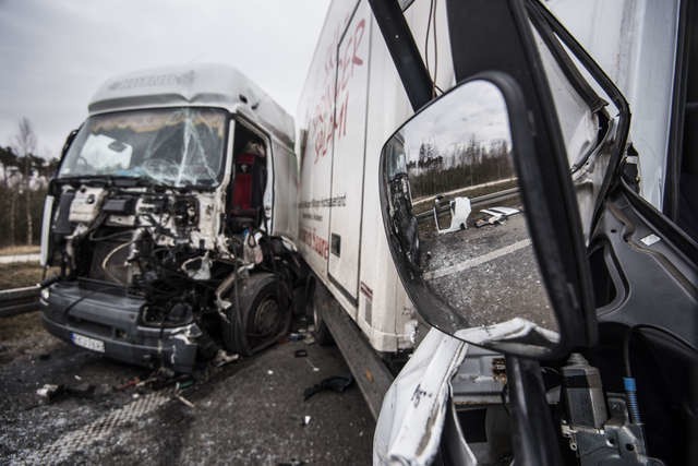 Do zderzenie trzech samochodów dostawczych doszło na węźle Czerniewice.