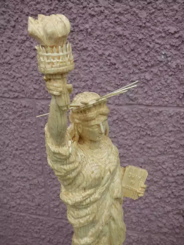 Statua Wolności wykonana z 20 tys. zapałek przez Mariana Zbieraka z Pawłosiowa koło Jarosławia.