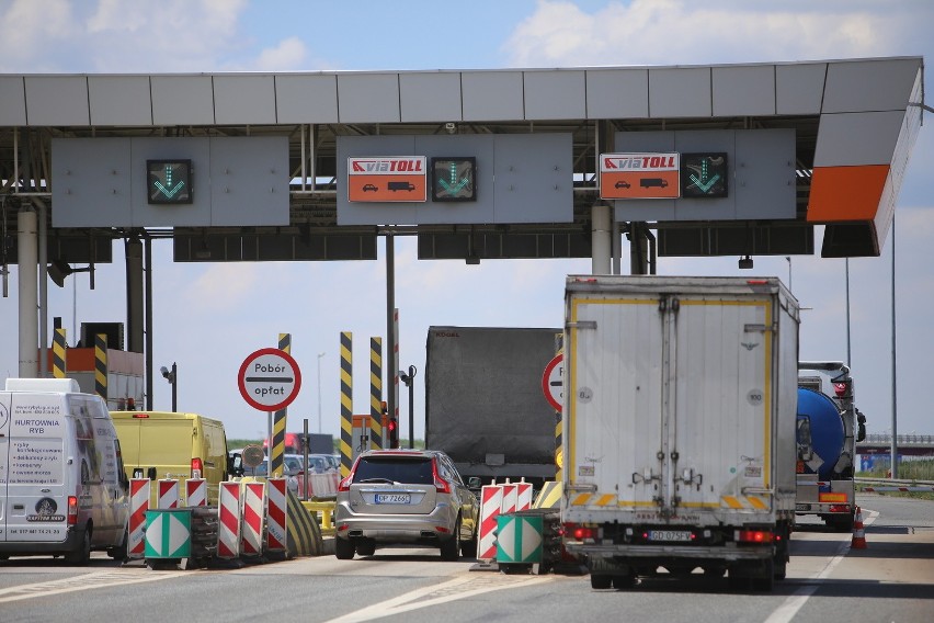 Korki na bramkach autostradowych to koszmar. Podnieście nam szlabany latem!