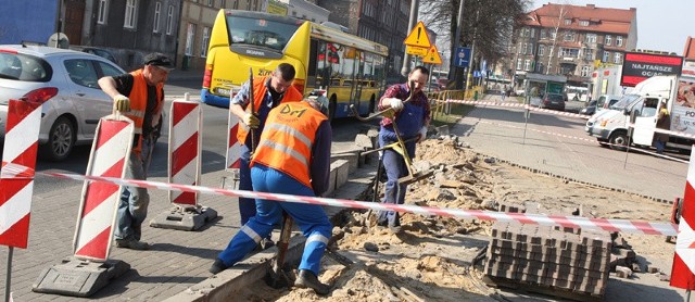 Drogowcy rozbierają chodnik przy ul. Tuwima