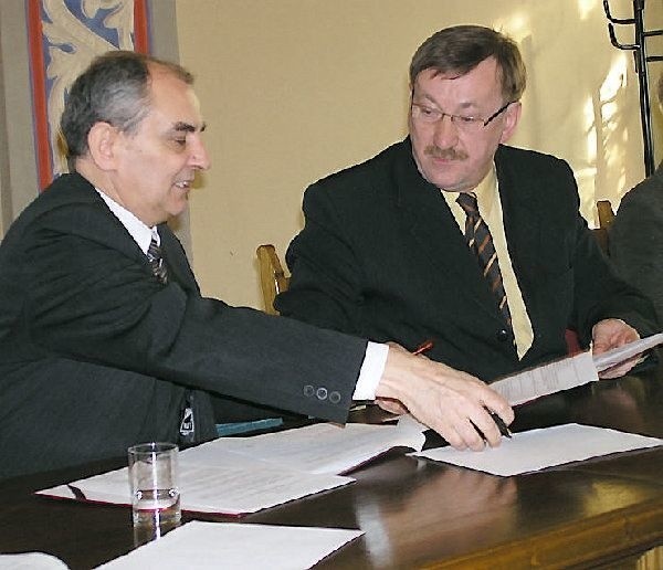 Podpisanie porozumienia. Podpisy składają  Andrzej Wiśniewski, prezydent Grudziądza i  starosta Waldemar Gęsicki.