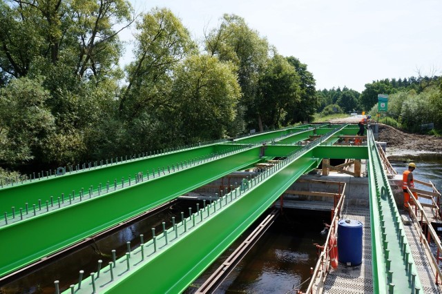Budowa mostu na rzece Radew koło Białogardu.