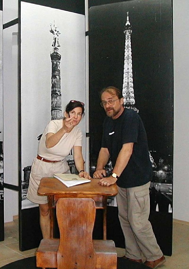 Maria Dorota Pieńkowska, autorka wystawy oraz Witold Błażejowski, odpowiedzialny za kształt plastyczny ekspozycji, podczas ostatnich prac przy montażu w suwalskim muzeum