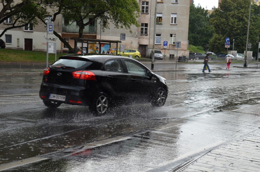 Meteorolodzy ostrzegają przed burzami z gradem. We Wrocławiu już pada (GDZIE JEST BURZA, RADAR)