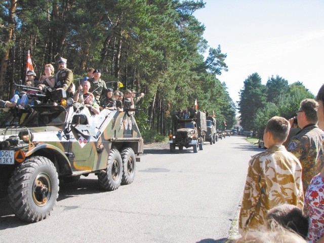 Barwna parada wojskowych pojazdów przyciąga co roku do Bornego-Sulinowa tłumy turystów.