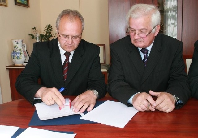 W czwartek Julian Ozimek(z lewej strony), burmistrz Niska wraz Józefem Korkoszem podpisali umowę na remont kanału sanitarnego pod ulicą Kościuszki.