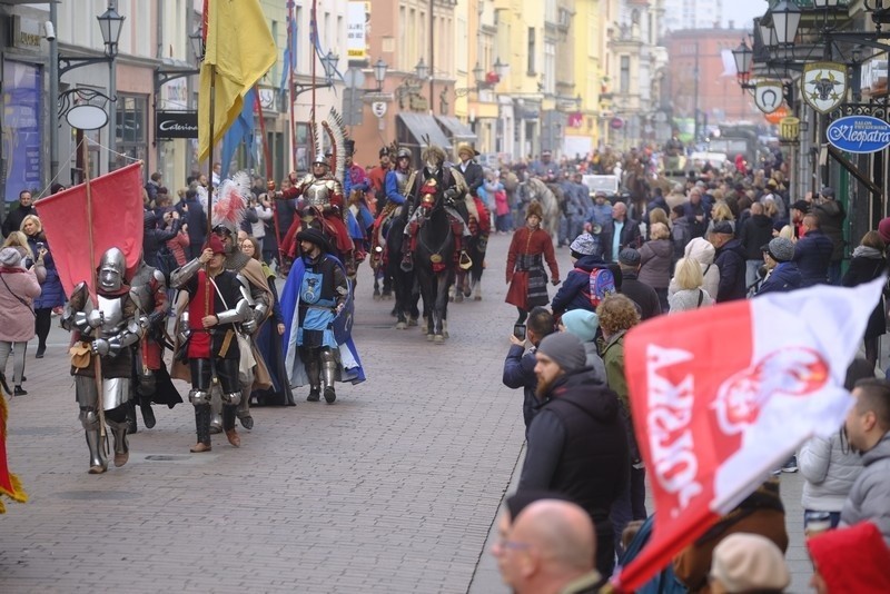 Msza święta za ojczyznę, przemarsz przez miasto, wspólne...