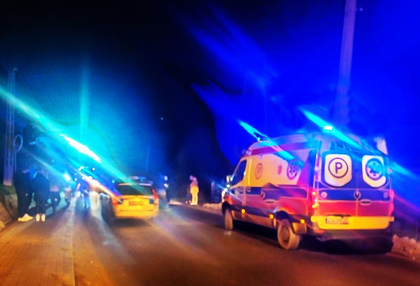 Nocne zderzenie samochodów z gorlickiego i nowosądeckiego przy remizie strażackiej w Siołkowej