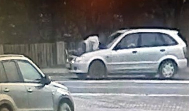 Pracownik stacji paliw w Chrzanowie chciał zatrzymać złodzieja i na masce samochodu przejechał kilometr. Sceny jak z filmu akcji