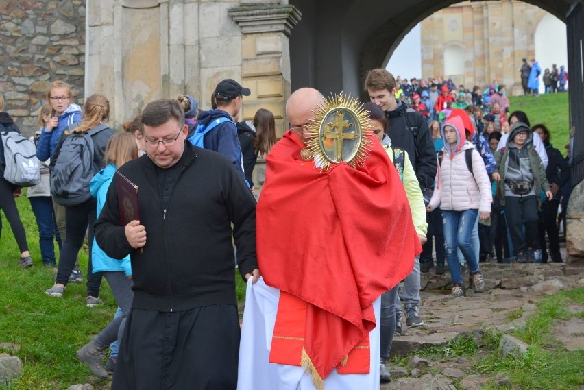 Trzy tysiące pielgrzymów z trzech diecezji dotarło na Święty Krzyż (WIDEO, zdjęcia)