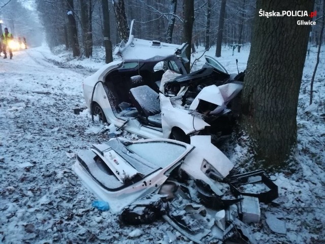 W piątek, 29 stycznia, samochód osobowy wypadł z drogi łączącej Proboszczowice i Kotulin na terenie gminy Toszek i uderzył w drzewo. Zobacz kolejne zdjęcia. Przesuwaj zdjęcia w prawo - naciśnij strzałkę lub przycisk NASTĘPNE