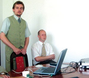Mariusz Prusaczyk i Daniel Kołoszko z Urzędu Miejskiego w Ostrołęce prezentują Biuletyn Informacji Publicznej