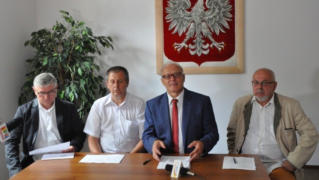 Od lewej: Krzysztof Sokolowski, Kazimierz Myśliwiec, burmistrz Romuald Zawodnik, Zbigniew Belowski.