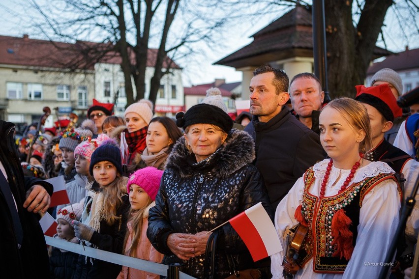 Wybory. Prezydent Andrzej Duda z tytułem honorowego obywatela Zakliczyna. Był zgrzyt. Ludowa kapela i dziecięcy chór kontra KOD [ZDJĘCIA]