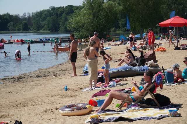 W ostatnich dniach pogoda nas rozpieszcza. W całym kraju temperatura sięga 30 stopni Celsjusza. Z upalnej piątkowej pogody postanowili skorzystać także mieszkańcy Poznania. Nad Rusałką pojawiły się prawdziwe tłumy plażowiczów i amatorów kąpieli. Zobacz zdjęcia---->