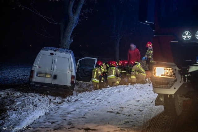 W czwartek, 7 grudnia o godz. 20:49 na trasie Wróżewy-Krotoszyn samochód wypadł z drogi i zatrzymał się na drzewie.