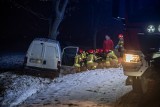 Wypadek na trasie Wróżewy-Krotoszyn. Samochód wypadł z drogi i uderzył w drzewo. Kierowca trafił do szpitala