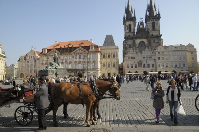 O każdej porze roku Praga przyciąga tysiące turystów.