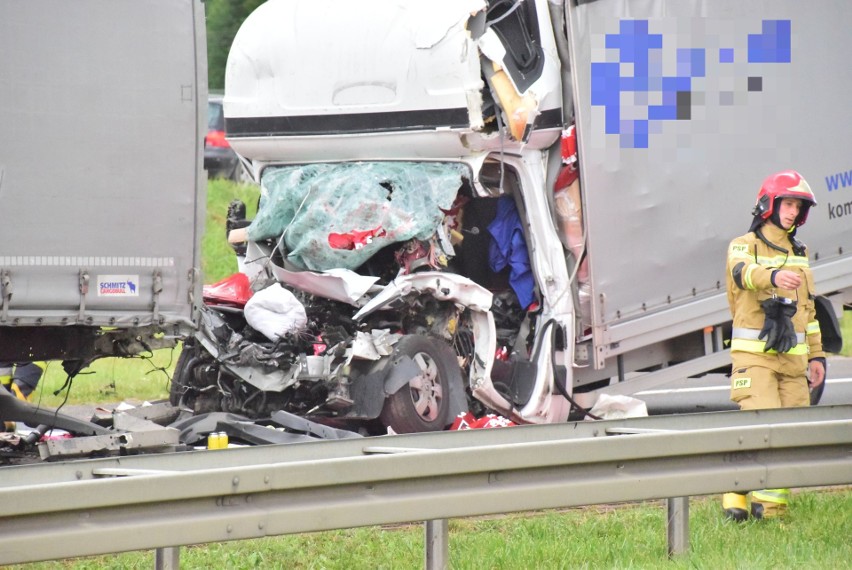 Śmiertelny wypadek na S8 w pobliżu Choroszczy. Bus wjechał w TIR-a. Cały przód zgnieciony (zdjęcia) [09.08.2019]