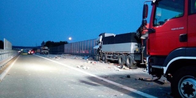 Dramatyczny wypadek na S7, obwodnicy Kielc w Górkach Szczukowskich. Zderzyły się dwie ciężarówki, jedna osoba nie żyje, jedna ranna