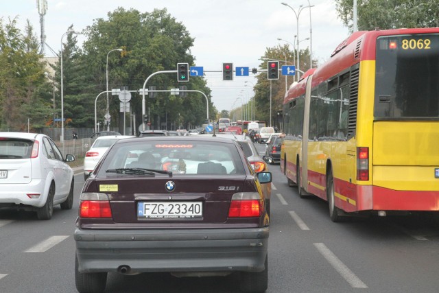 30.09.2016 wroclawgazeta wroclawskawroclaw brucknera olsztynksa samochod osobowy audi potracil na przejciu dla pieszych czteroletnie 4 dziecko na rowerkujaroslaw jakubczak / polska presswypadek potracenie dziecko rower rowerek przejscie dla pieszych brucknera korek mosty jagiellonskie policja pomiar pasy